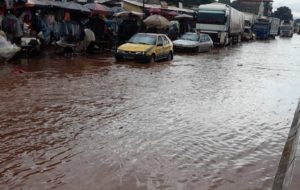 Pluie diluvienne : plusieurs artères de Conakry envahies par les eaux