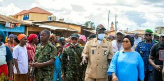 N’ZÉRÉKORÉ : La ministre Fatima Camara aux côtés des commerçants sinistrés du grand marché