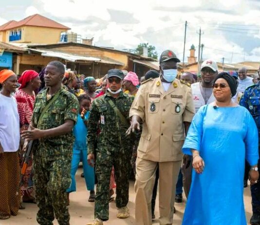 N’ZÉRÉKORÉ : La ministre Fatima Camara aux côtés des commerçants sinistrés du grand marché
