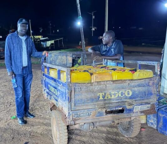 Trafic de carburant à Siguiri : le procureur général de Kankan, Marwane Baldé, mène une opération coup de poing sur le terrain